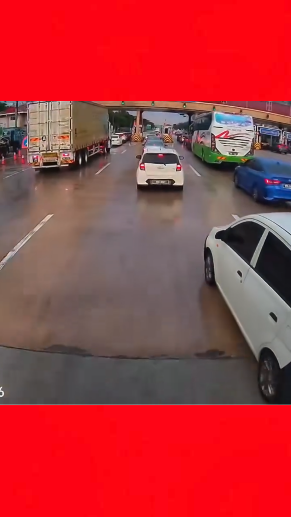 Bila kereta curi lane tol, lori terbabas nyaris melanggar lori lain.