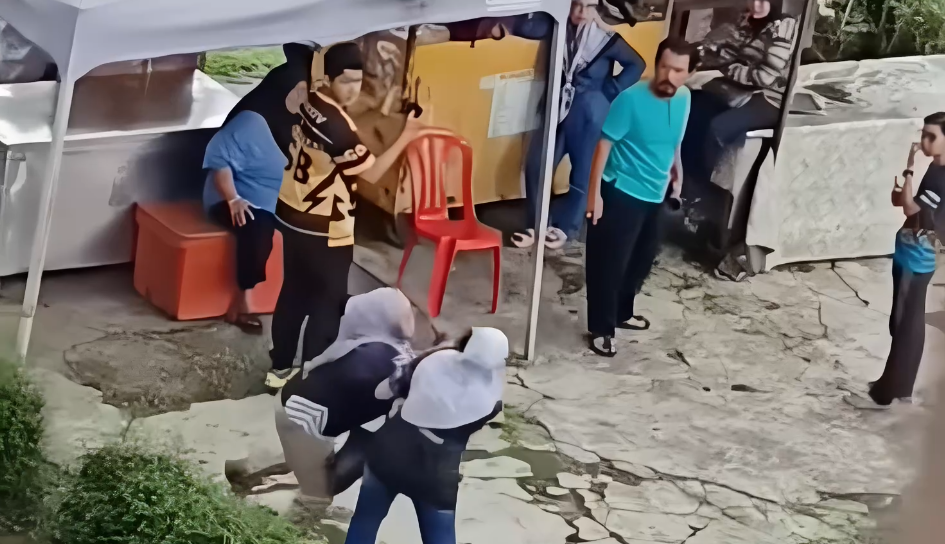 Budak Sekolah Lawan Balik! Pakcik Emo Sampai Satu Kampung Tengok