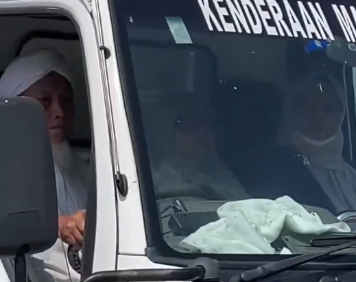 Walid dengan isteri-isterinya himpit Hilux.